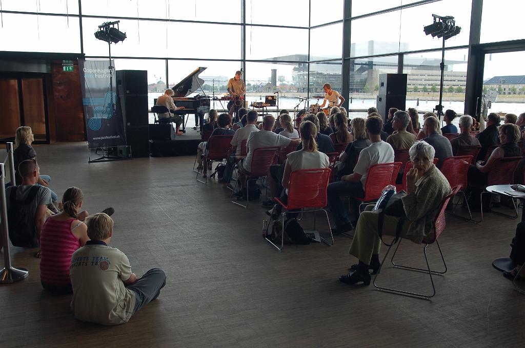 2008-07-10_061.JPG - Kopenhagen, Shuespilhus, 'The Surface Constructors'.