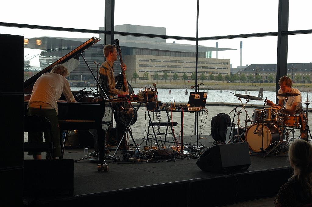 2008-07-10_064.JPG - Kopenhagen, Shuespilhus, 'The Surface Constructors'.