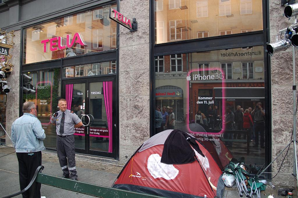 2008-07-10_078.JPG - Kopenhagen, om 24.00 uur een gratis iPhone.