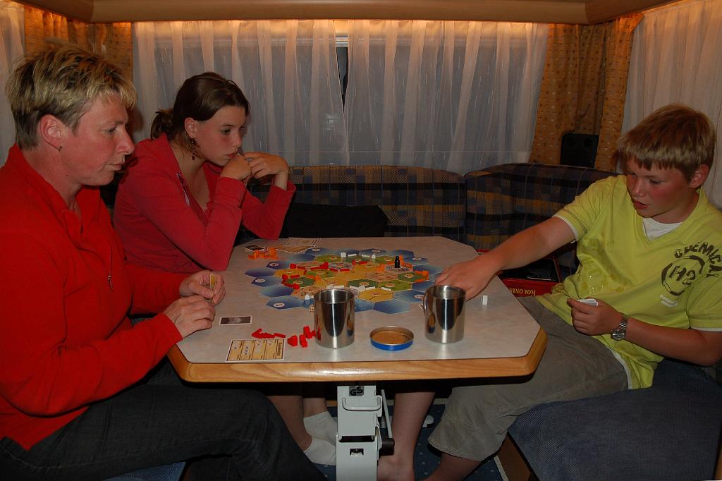 2008-07-14_040.JPG - Op vakantie is er wel tijd voor een spelletje.