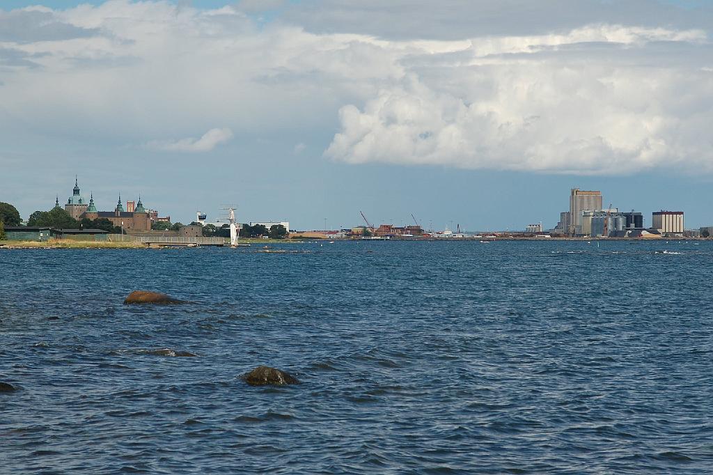 2008-07-17_007.JPG - Uitzicht vanaf de camping op Kalmar, met links de burcht. Verder naar rechts ...