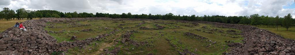 2008-07-20_004-008.jpg - Ismantorp: versterkt dorp uit de 5e eeuw met fundamenten van 88 gebouwen.