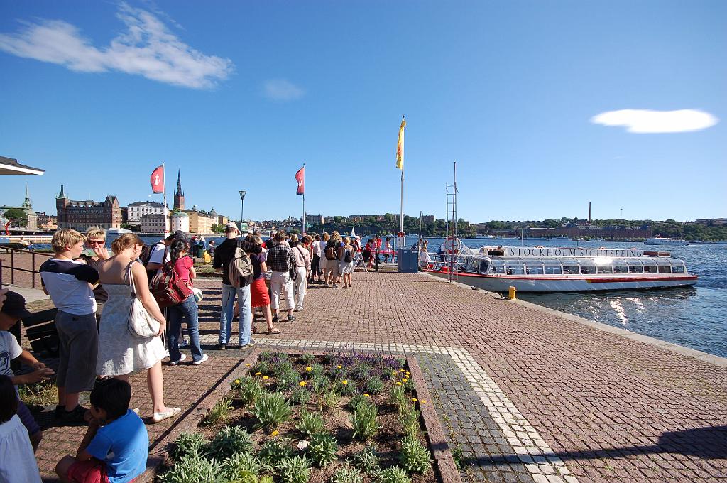 2008-07-23_042.JPG - In de rij voor een rondvaart.