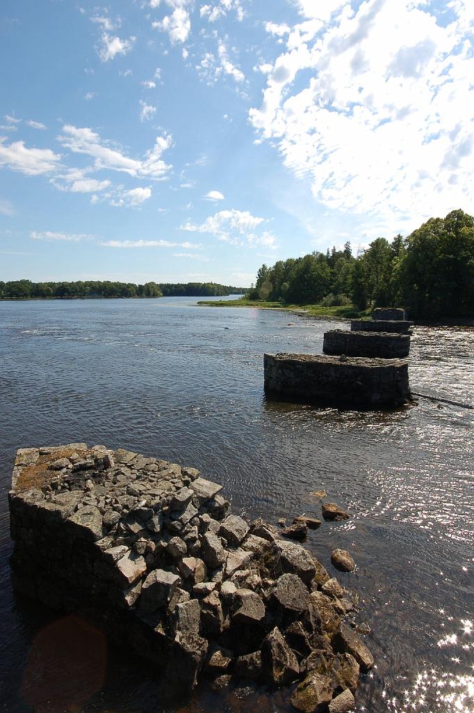 2008-07-28_018.JPG - Gysinge:  restanten van een brug over de Dalalven rivier.