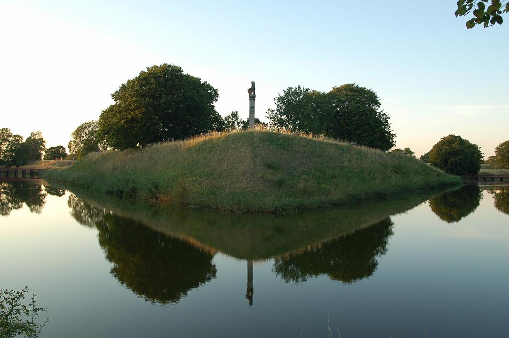 2008-07-31_004.JPG - De buitenring van de citadel van Landskrona.