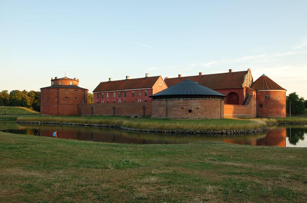 2008-07-31_013.JPG - Margriet en Ivo bij de binnenring van de citadel.