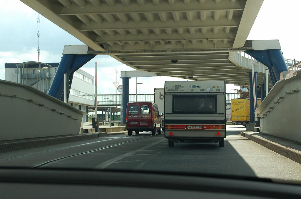 2008-08-02_030.JPG - ... de veerboot uit.